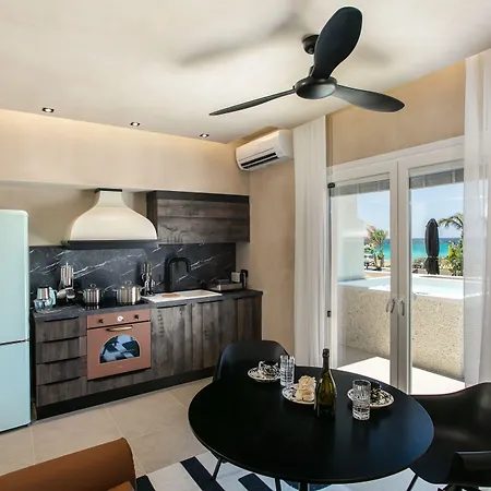 Aparthotel Eden Beachfront Residences &