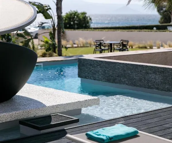 アパートホテル Eden Beachfront Residences & 4*