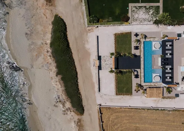 Eden Beachfront Residences & アパートホテル